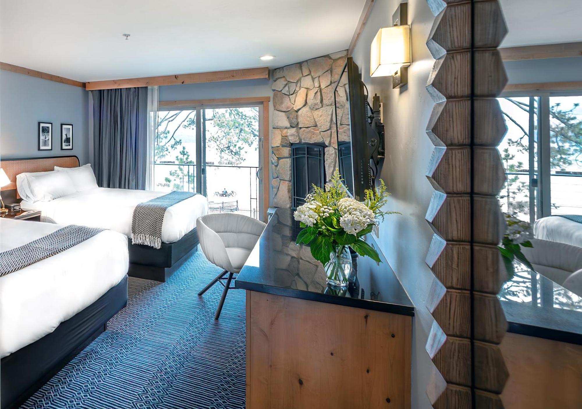 Lakeview room 2 Queen Beds